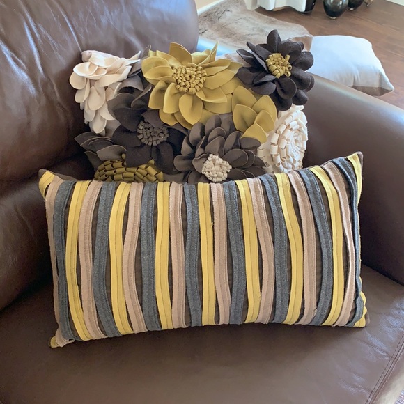 Two throw cushions - Picture 3 of 6